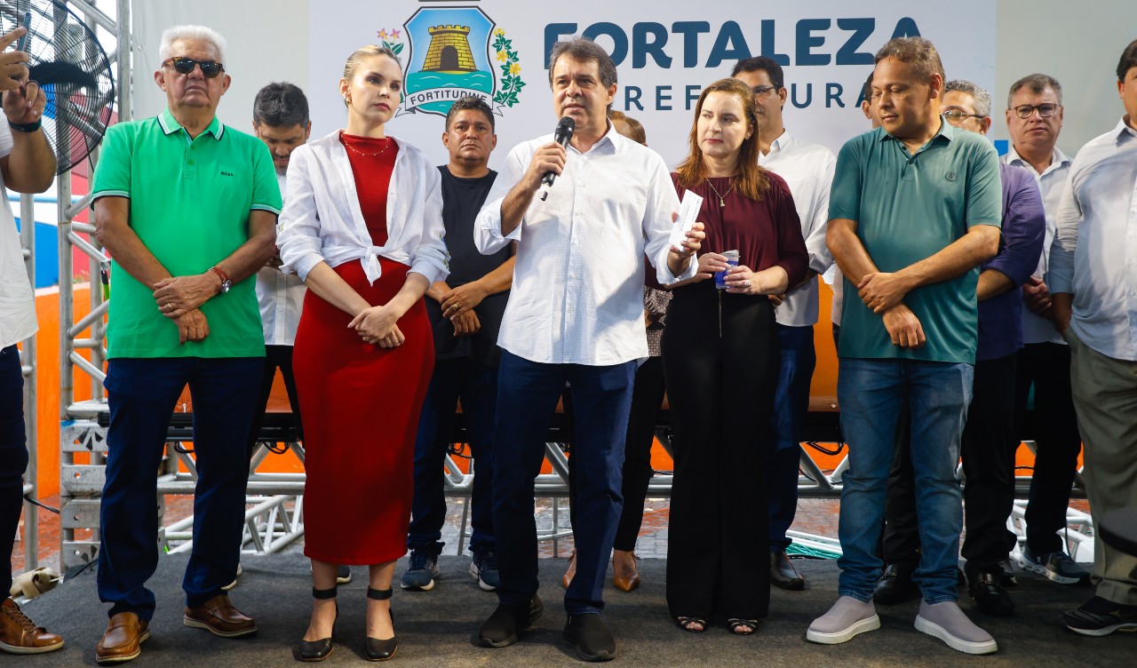 prefeito e um grupo de pessoas no palco durante o evento de entrega da requalificação do viaduto